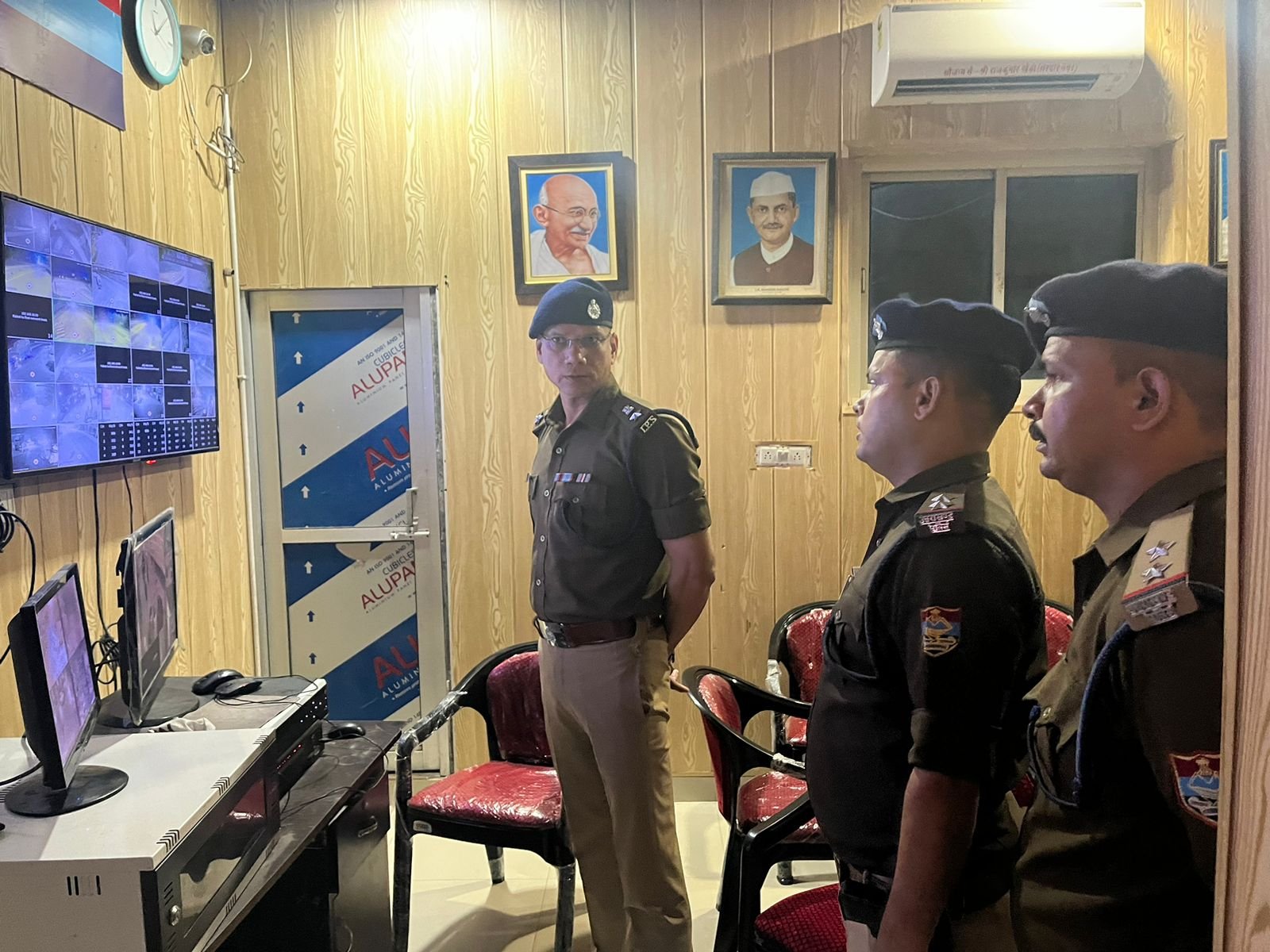Uttarakhand: देर रात एसएसपी मणिकांत मिश्रा ने थाना गदरपुर का किया औचक निरीक्षण, थाना परिसर व्यवस्थाओं व अभिलेखों की कि जांच