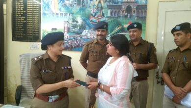 Haridwar: एसपी जीआरपी ने दिया यात्रियों को दीपावली से पहले बड़ा तोहफा, मिसिंग हुए 71 मोबाईल बरामद कर किये सुपुर्द