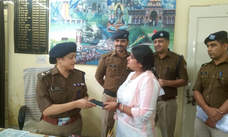 Haridwar: एसपी जीआरपी ने दिया यात्रियों को दीपावली से पहले बड़ा तोहफा, मिसिंग हुए 71 मोबाईल बरामद कर किये सुपुर्द