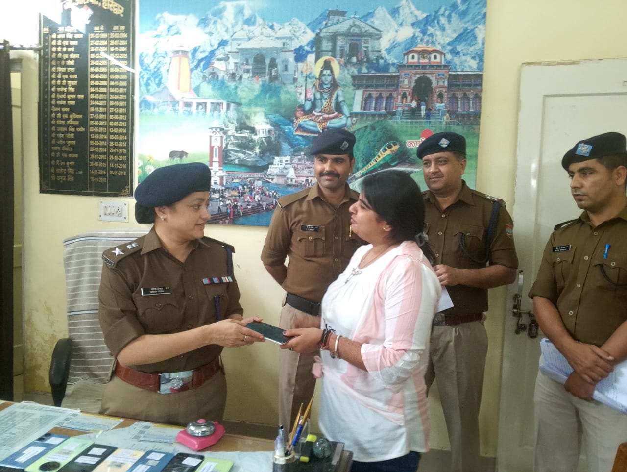 Haridwar: एसपी जीआरपी ने दिया यात्रियों को दीपावली से पहले बड़ा तोहफा, मिसिंग हुए 71 मोबाईल बरामद कर किये सुपुर्द