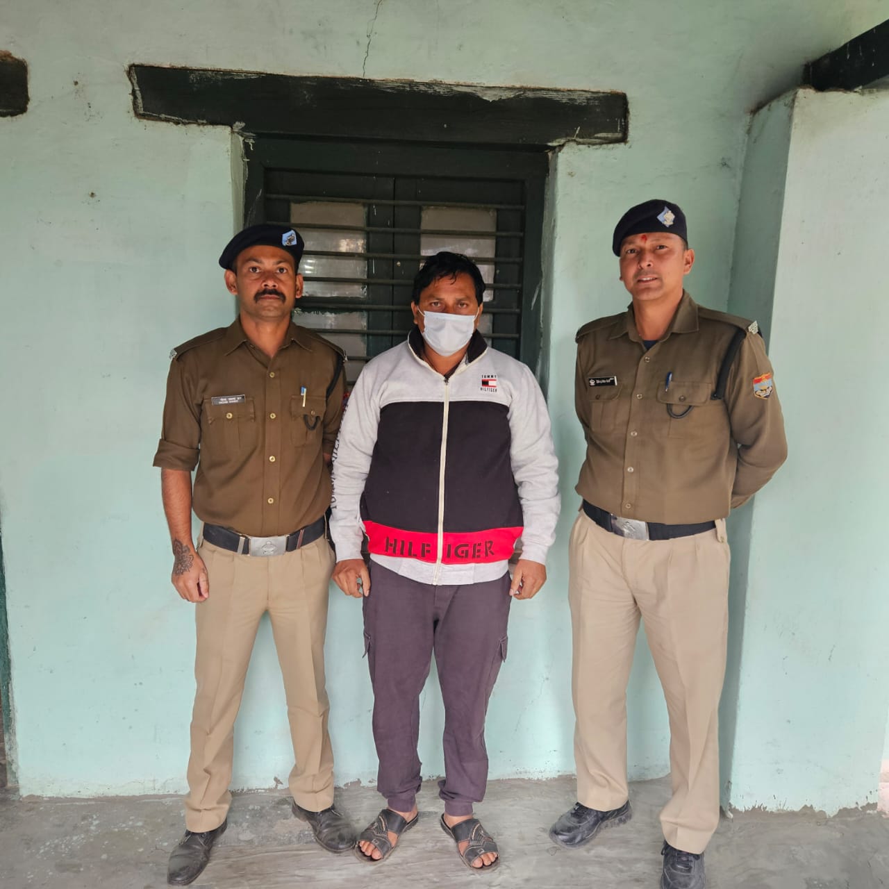 Uttarakhand: फोटो के साथ गाना एडिट कर साम्प्रदायिक सौहार्द बिगाड़ने वाला आरोपी पुलिस ने किया गिरफ्तार Uttarakhand: फोटो के साथ गाना एडिट कर साम्प्रदायिक सौहार्द बिगाड़ने वाला आरोपी पुलिस ने किया गिरफ्तार