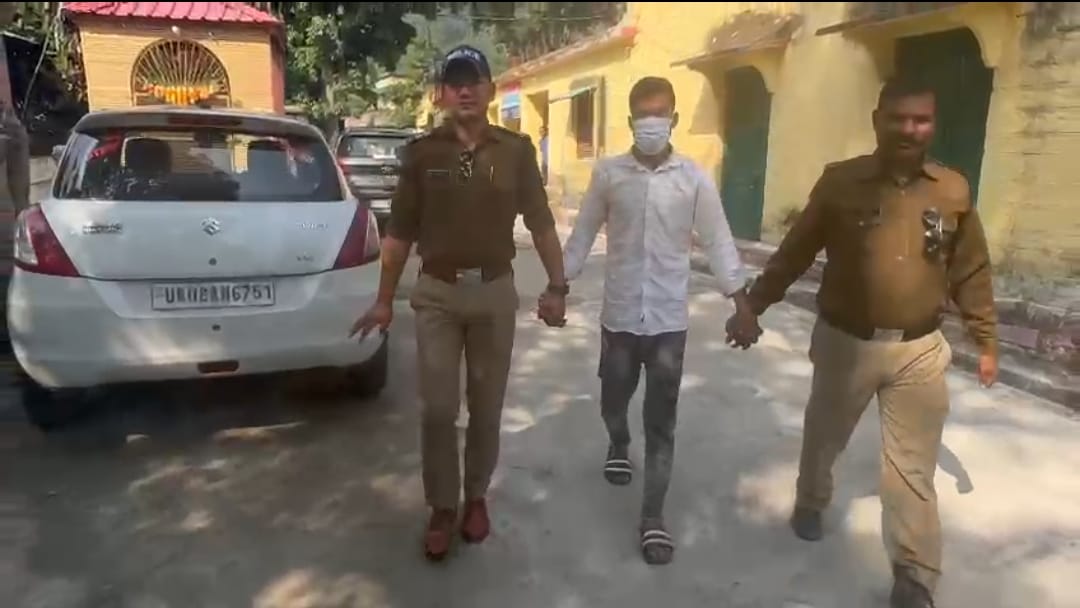 Uttarakhand: घर से गायब हुयी युवती को पौड़ी पुलिस ने चन्द घण्टों में किया सकुशल बरामद, अश्लील फोटो वायरल करने वाले आरोपी भी गिरफ्तार Uttarakhand: घर से गायब हुयी युवती को पौड़ी पुलिस ने चन्द घण्टों में किया सकुशल बरामद, अश्लील फोटो वायरल करने वाले आरोपी भी गिरफ्तार