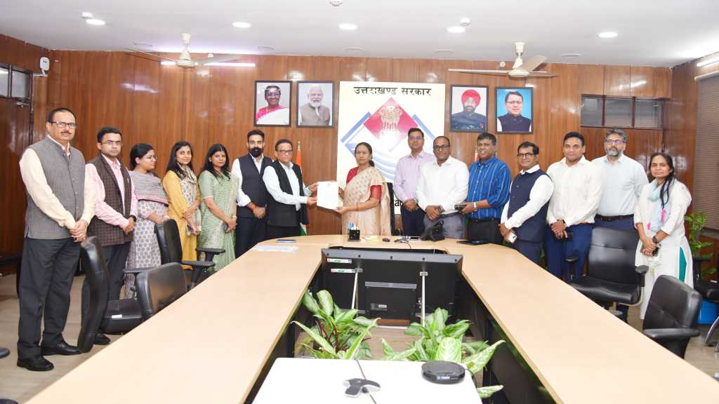 Uttarakhand: मुख्य सचिव से मिले आईएएस अफसर, मामले में कारवाई की मांग