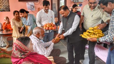 Haridwar: जिलाधिकारी ने मेला अस्पताल में मरीजों को वितरित किये फल, वरिष्ठ नागरिक गृह पहुॅचकर बुजुर्गों के साथ भी बिताया समय