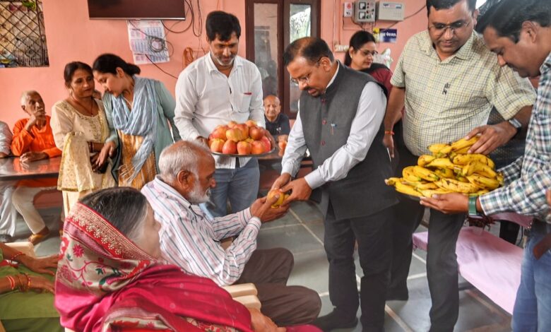 Haridwar: जिलाधिकारी ने मेला अस्पताल में मरीजों को वितरित किये फल, वरिष्ठ नागरिक गृह पहुॅचकर बुजुर्गों के साथ भी बिताया समय Haridwar: जिलाधिकारी ने मेला अस्पताल में मरीजों को वितरित किये फल, वरिष्ठ नागरिक गृह पहुॅचकर बुजुर्गों के साथ भी बिताया समय