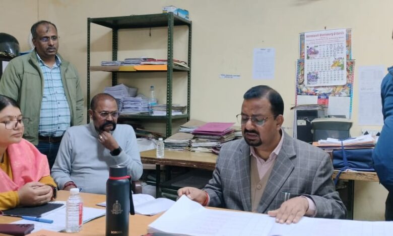 Haridwar: जिलाधिकारी ने तहसील कार्यालय का किया औचक निरीक्षण, अनुपस्थित मिले पेशकार का वेतन रोकते हुए स्पष्टीकरण के निर्देश