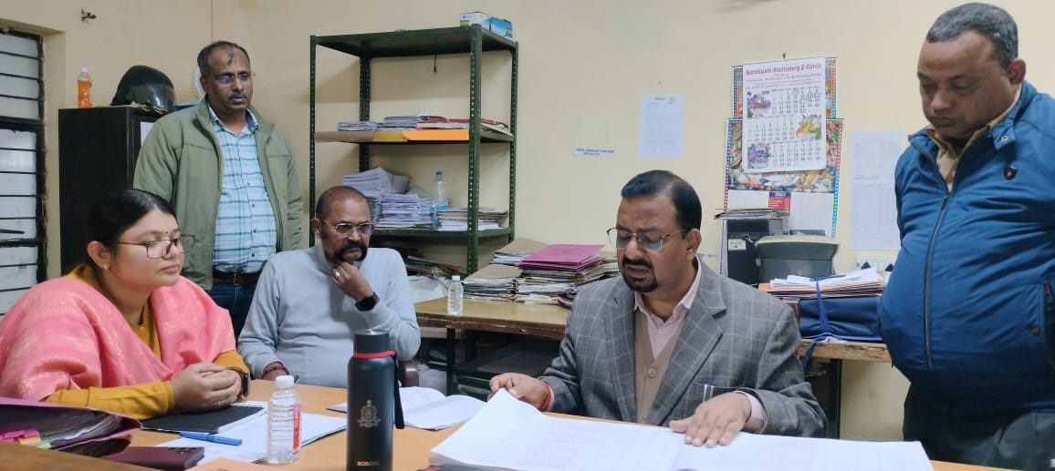 Haridwar: जिलाधिकारी ने तहसील कार्यालय का किया औचक निरीक्षण, अनुपस्थित मिले पेशकार का वेतन रोकते हुए स्पष्टीकरण के निर्देश