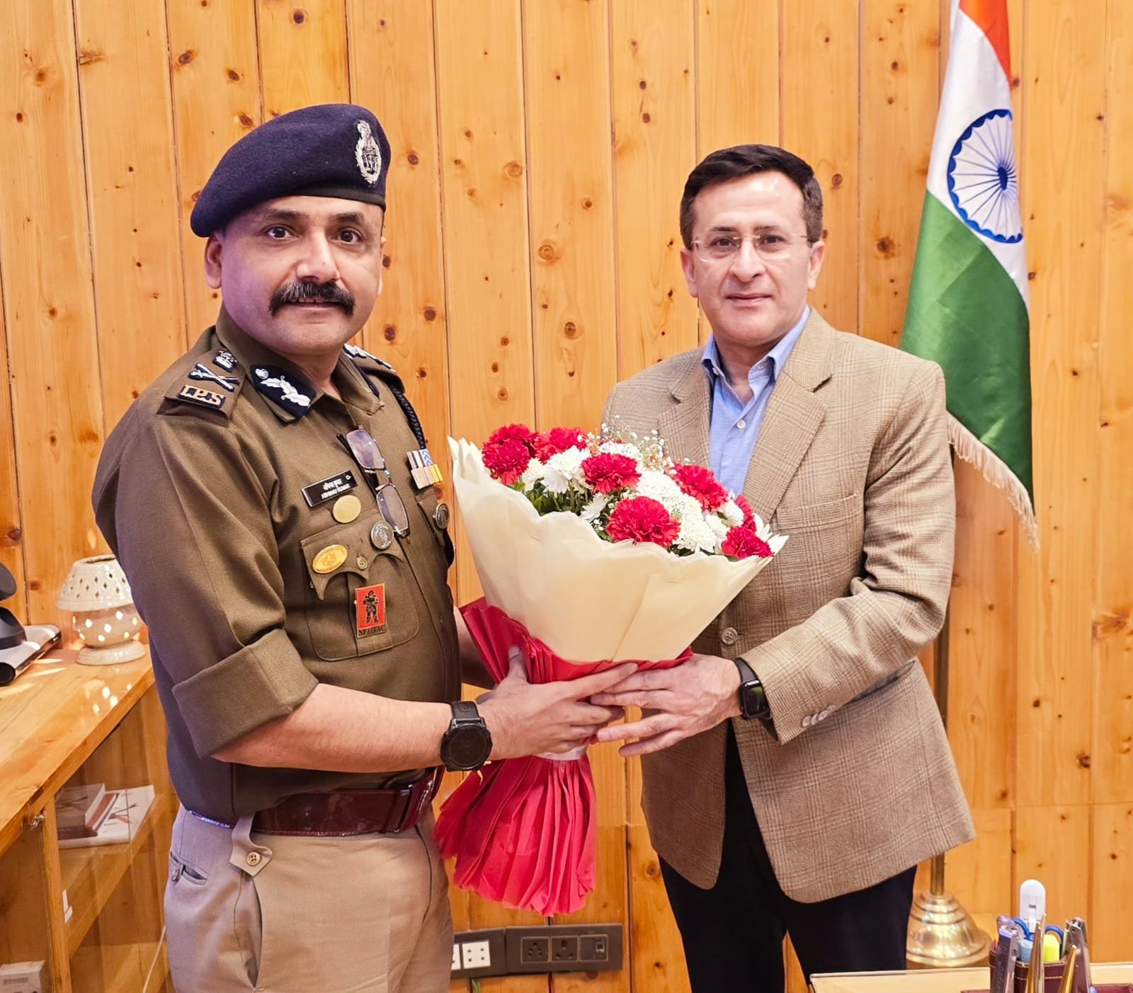 Dehradun: नवनियुक्त पुलिस महानिदेशक से आज पूर्व कार्यवाहक डीजीपी और वर्तमान एडीजी ने की शिष्टाचार भेंट Dehradun: नवनियुक्त पुलिस महानिदेशक से आज पूर्व कार्यवाहक डीजीपी और वर्तमान एडीजी ने की शिष्टाचार भेंट