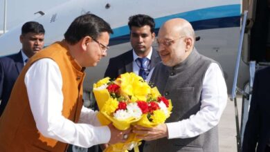 Dehradun: केंद्रीय गृह मंत्री अमित शाह पहुंचे देहरादून, सीएम धामी ने किया बुके देकर स्वागत