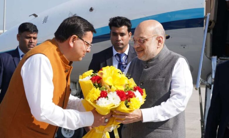 Dehradun: केंद्रीय गृह मंत्री अमित शाह पहुंचे देहरादून, सीएम धामी ने किया बुके देकर स्वागत