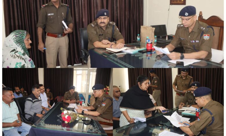 Uttarakhand: एसएसपी मणिकांत मिश्रा ने जनता दरबार लगा फरियादियों की समस्याओं को सुन निराकरण हेतु संबंधित को दिए निर्देश