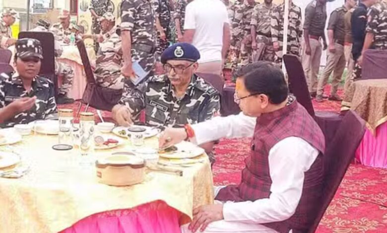 CM Dhami ने बनबसा में सैनिकों के साथ मनाया दीपावली का पर्व