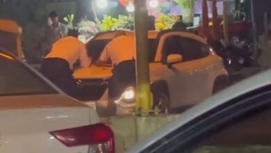 Delhi Viral Video: दिल्ली में कार सवार की गुंडागर्दी, ट्रैफिक पुलिसकर्मियों को बोनट पर घसीटते हुए भागा Delhi Viral Video: दिल्ली में कार सवार की गुंडागर्दी, ट्रैफिक पुलिसकर्मियों को बोनट पर घसीटते हुए भागा