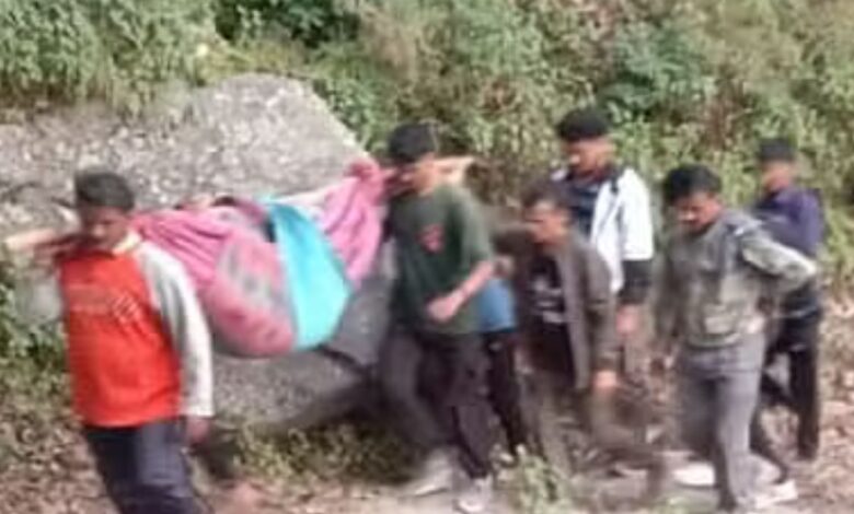 Champawat News: डंडे पर बांधकर 15 किमी पैदल चलकर अस्पताल पहुंचा मरीज, अधिकारियों की लापरवाही ने बढ़ाई चिंता
