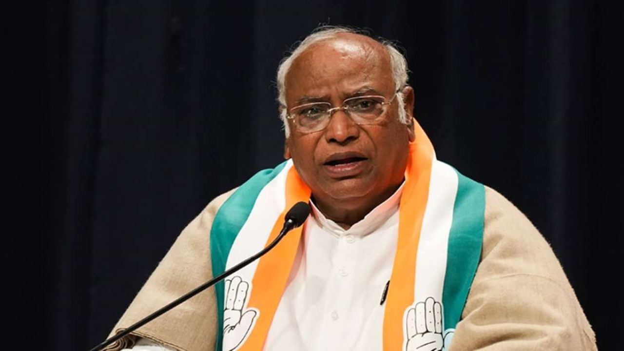 Mallikarjun Kharge: मोदी की चुनावी गारंटी पर खरगे का हमला, बोले - "मोदी की गारंटी भारतीय जनता के साथ एक क्रूर मजाक"