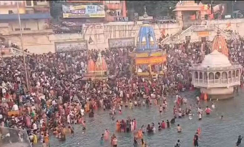  Kartik Purnima Snan: हर की पौड़ी पर उमड़ा श्रद्धालुओं का जनसैलाब, मां गंगा को दी श्रद्धांजलि और लिया पवित्र स्नान