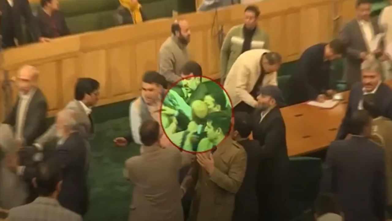 Jammu and Kashmir विधानसभा में हंगामा, आर्टिकल 370 पर हुई विधायक भिडंत