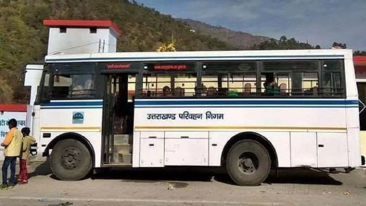 Pithoragarh: पहाड़ी रास्तों पर यात्रा का डर… जर्जर रोडवेज बसों में जा रहे हैं लोग