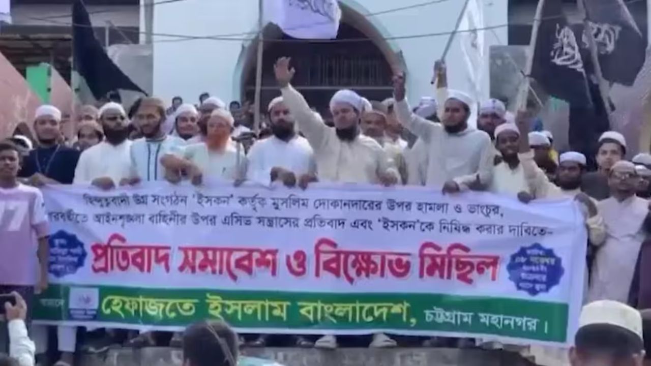Bangladesh में इस्कॉन और भक्तों पर अत्याचार, “कृष्ण का नाम लेना भी मना है,” मंदिर पुजारी ने सुनाई आतंक की पूरी कहानी Bangladesh में इस्कॉन और भक्तों पर अत्याचार, “कृष्ण का नाम लेना भी मना है,” मंदिर पुजारी ने सुनाई आतंक की पूरी कहानी