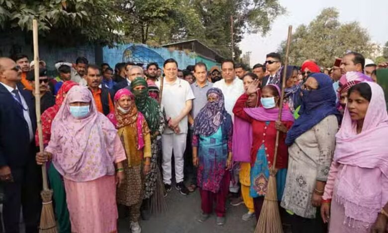 Uttarakhand Foundation Day: मुख्यमंत्री धामी ने देहरादून की सड़कों पर झाड़ू लगाकर स्वच्छता का दिया संदेश, नई योजनाओं की शुरुआत 