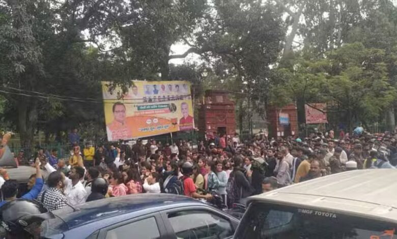 Dehradun: बेरोजगार संघ का सीएम आवास पर प्रदर्शन, सैकड़ों युवाओं ने निकाला विरोध मार्च Dehradun: बेरोजगार संघ का सीएम आवास पर प्रदर्शन, सैकड़ों युवाओं ने निकाला विरोध मार्च