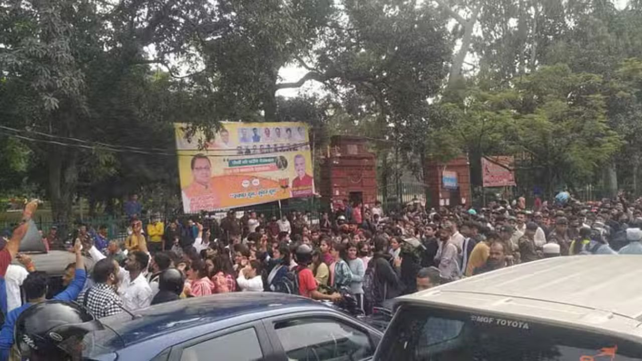 Dehradun: बेरोजगार संघ का सीएम आवास पर प्रदर्शन, सैकड़ों युवाओं ने निकाला विरोध मार्च Dehradun: बेरोजगार संघ का सीएम आवास पर प्रदर्शन, सैकड़ों युवाओं ने निकाला विरोध मार्च