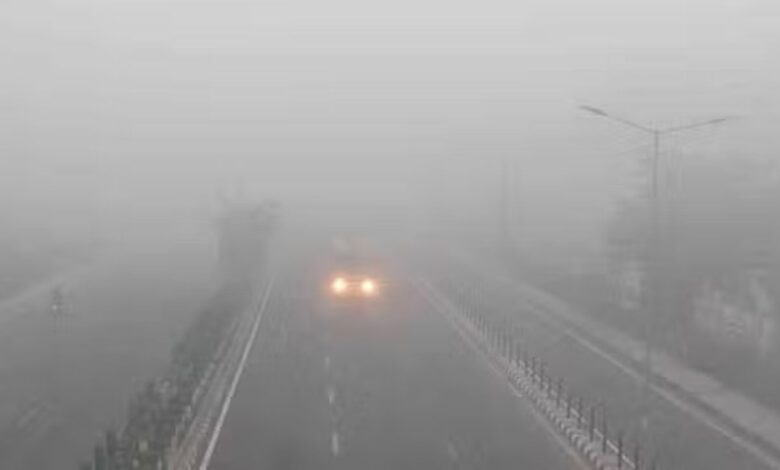 Dehradun AQI: देहरादून में प्रदूषण का कहर, स्मॉग और धुएं के बीच बढ़ती सांस लेने में दिक्कतें, अस्पतालों में मरीजों की संख्या में वृद्धि Dehradun AQI: देहरादून में प्रदूषण का कहर, स्मॉग और धुएं के बीच बढ़ती सांस लेने में दिक्कतें, अस्पतालों में मरीजों की संख्या में वृद्धि