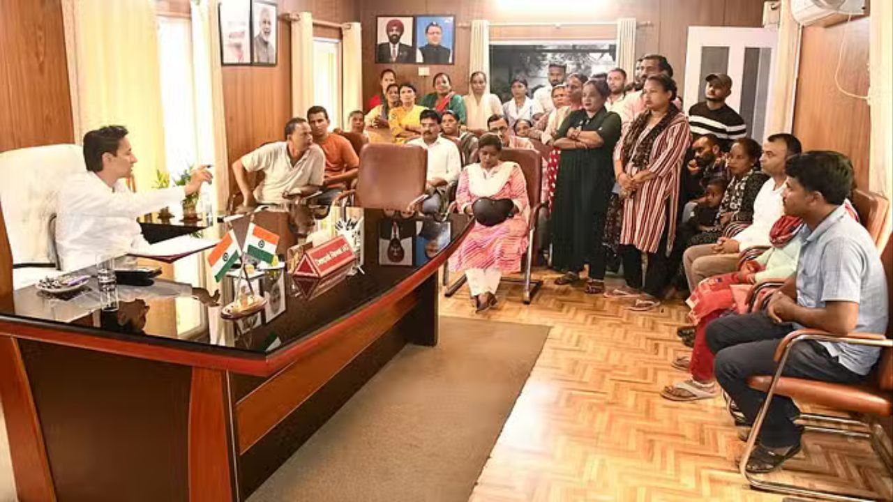 Haldwani: 74 महिलाओं से 50 लाख की ज्वेलरी का गबन, भारी ब्याज का लालच देकर की ठगी, महिलाएं पहुंची जनता दरबार