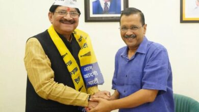 Delhi चुनावों से पहले BJP को बड़ा झटका, BB त्यागी ने AAP में की एंट्री, मनीष सिसोदिया ने किया स्वागत