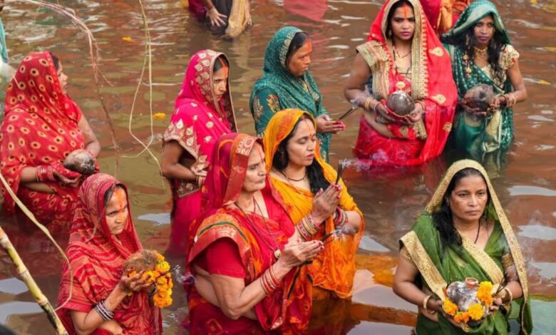 Chhath Puja 2024: देवभूमि में महिलाओं ने रखा 36 घंटे का निर्जला व्रत, संतान की दीर्घायु के लिए डूबते सूर्य को अर्घ्य