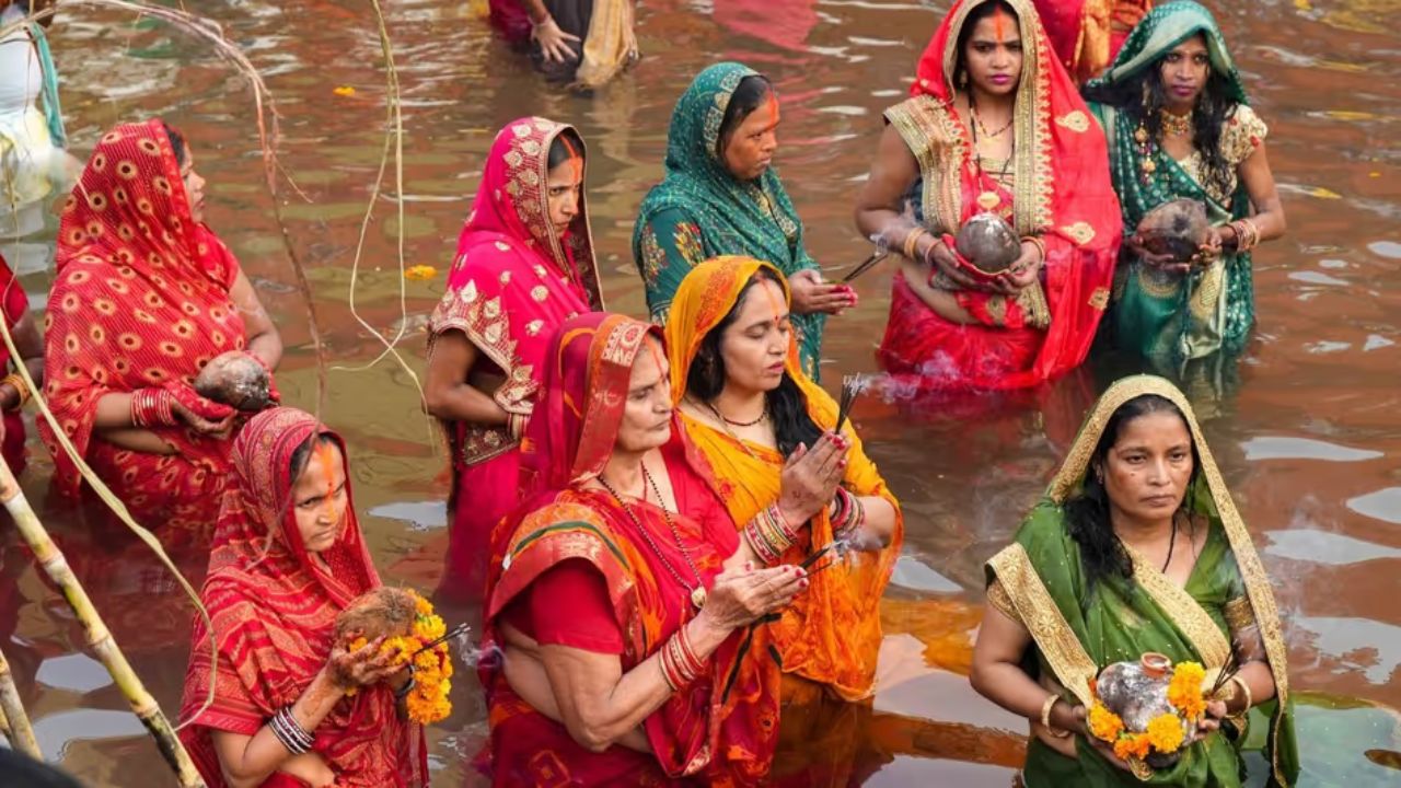 Chhath Puja 2024: देवभूमि में महिलाओं ने रखा 36 घंटे का निर्जला व्रत, संतान की दीर्घायु के लिए डूबते सूर्य को अर्घ्य Chhath Puja 2024: देवभूमि में महिलाओं ने रखा 36 घंटे का निर्जला व्रत, संतान की दीर्घायु के लिए डूबते सूर्य को अर्घ्य