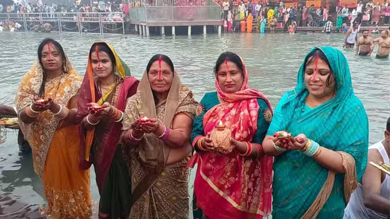Uttarakhand के घाटों पर उमड़ी छठ की भीड़, भक्तों ने उगते सूर्य को दिया अर्घ्य, देखिए मनमोहक तस्वीरें Uttarakhand के घाटों पर उमड़ी छठ की भीड़, भक्तों ने उगते सूर्य को दिया अर्घ्य, देखिए मनमोहक तस्वीरें