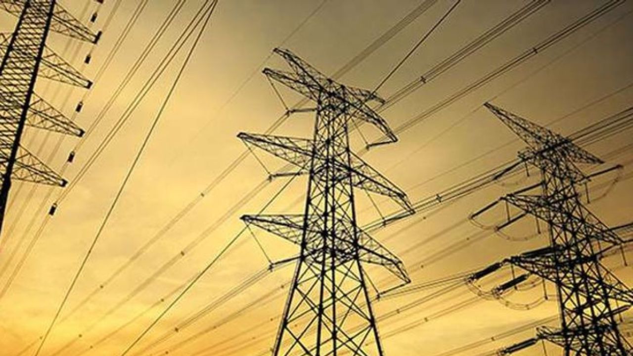 Uttarakhand Electricity News: ऊर्जा निगम की सख्त निगरानी, इस साल 2500 से अधिक बिजली चोर पकड़े गए, जूनियर इंजीनियरों का प्रदर्शन