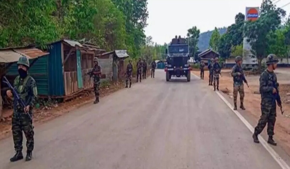 Manipur में सुरक्षा बलों और उग्रवादियों के बीच मुठभेड़ में 11 उग्रवादी ढेर, एक जवान घायल; जिरीबाम जिले में कर्फ्यू लागू Manipur में सुरक्षा बलों और उग्रवादियों के बीच मुठभेड़ में 11 उग्रवादी ढेर, एक जवान घायल; जिरीबाम जिले में कर्फ्यू लागू