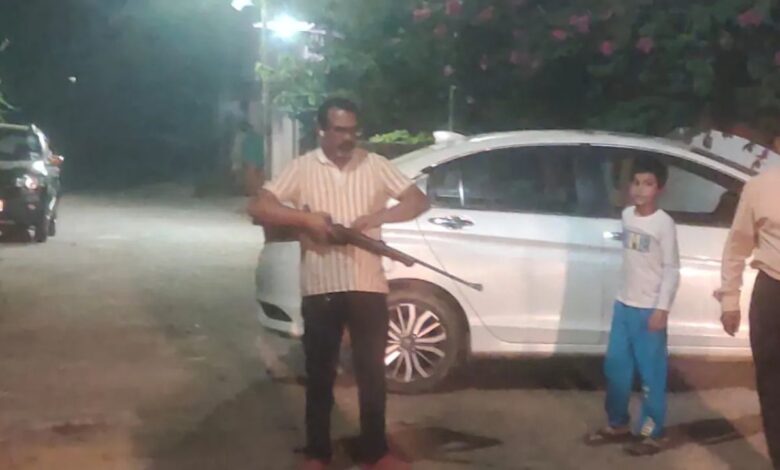 Odisha: भूमि विवाद में सनसनीखेज घटना, सेवानिवृत्त अधिकारी के बेटे ने सार्वजनिक रूप से की गोलीबारी – वीडियो वायरल