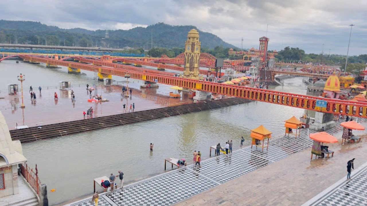 Haridwar: हरिद्वार में गंगा जल की बिगड़ती स्थिति, प्रदूषण और स्वास्थ्य के खतरे
