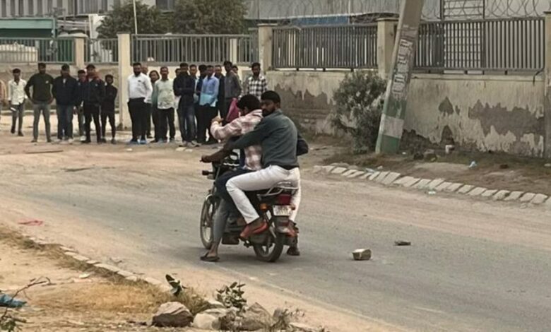 Crime: बावल में दिनदहाड़े दुकानदार से लूट की कोशिश, पैसे नहीं देने पर गोली मारने की धमकी Crime: बावल में दिनदहाड़े दुकानदार से लूट की कोशिश, पैसे नहीं देने पर गोली मारने की धमकी