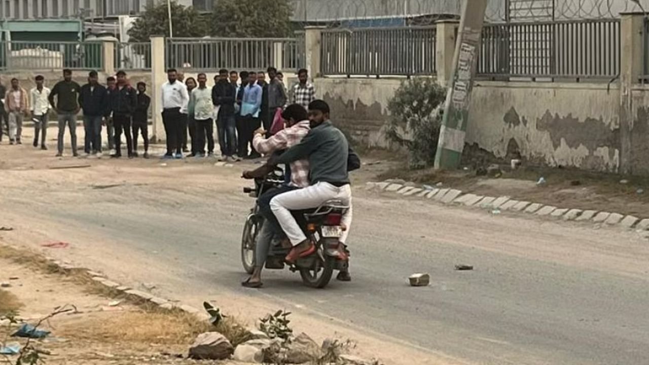 Crime: बावल में दिनदहाड़े दुकानदार से लूट की कोशिश, पैसे नहीं देने पर गोली मारने की धमकी Crime: बावल में दिनदहाड़े दुकानदार से लूट की कोशिश, पैसे नहीं देने पर गोली मारने की धमकी