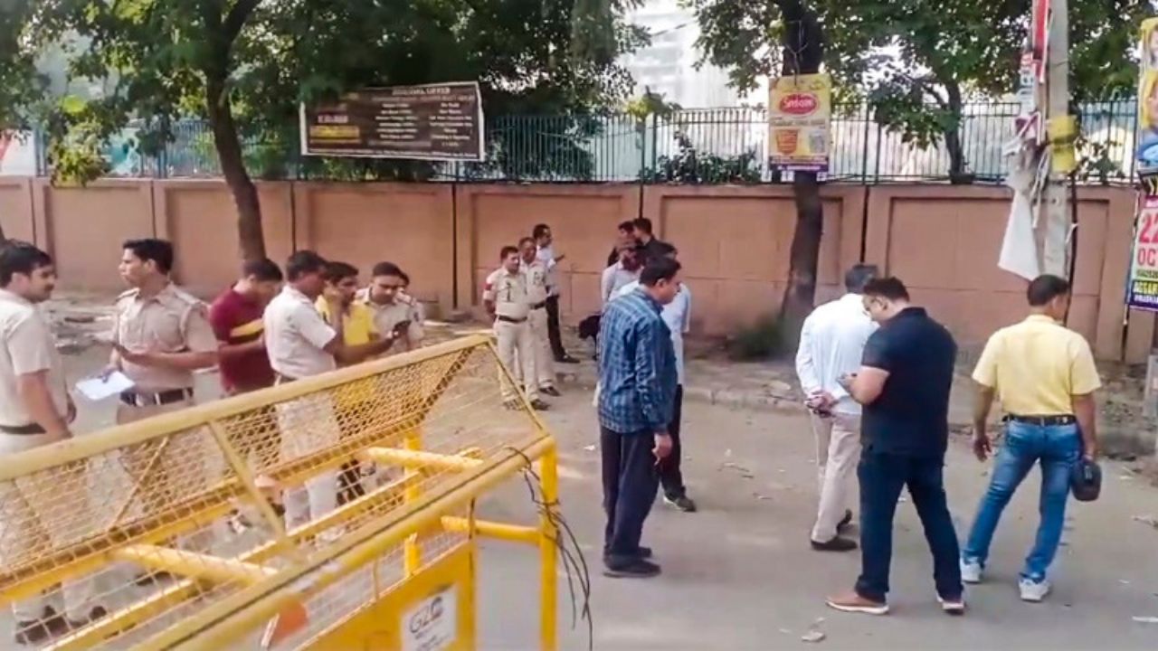 Delhi में धमाकों और बम धमकियों की घटनाएं बढ़ी, सुरक्षा व्यवस्था पर सवाल Delhi में धमाकों और बम धमकियों की घटनाएं बढ़ी, सुरक्षा व्यवस्था पर सवाल