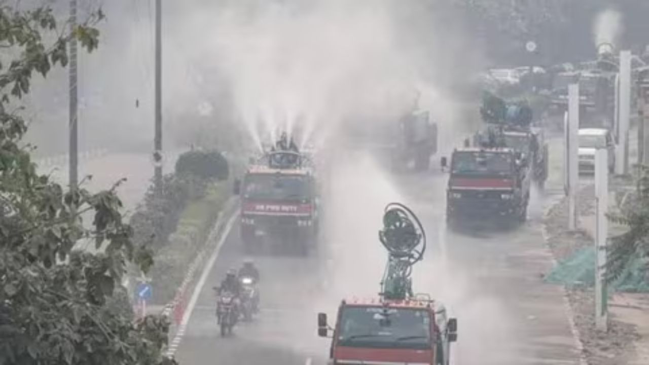 Delhi AQI: दिल्ली की हवा में सुधार, लेकिन स्वास्थ्य पर खतरा बरकरार