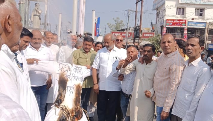 Roorkee: महानगर कांग्रेस ने लोक निर्माण विभाग के भ्रष्टाचार पर खोला मोर्चा, मुख्यमंत्री व लोक निर्माण मंत्री का फूंका पुतला