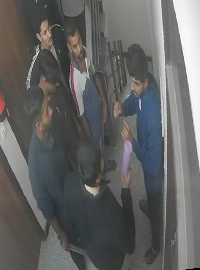 Dehradun: प्रेमनगर स्थित हॉस्टल में मारपीट, दरवाजा तोड़कर पीटे छात्र, पुलिस के साथ भी अभद्रता