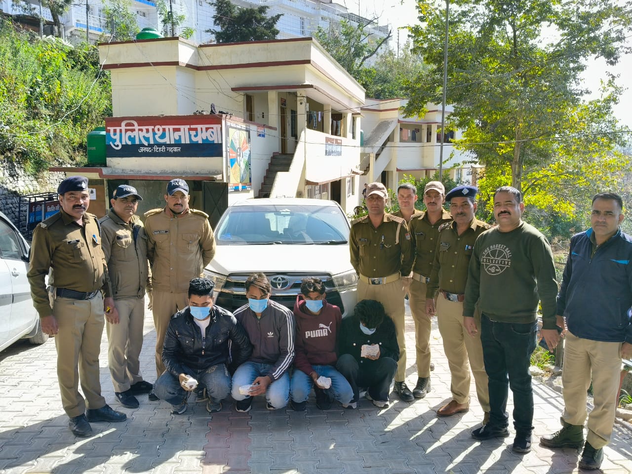 Uttarakhand: हरिद्वार के चार नशा तस्करों को टिहरी पुलिस ने 703 ग्राम चरस के साथ किया गिरफ्तार Uttarakhand: हरिद्वार के चार नशा तस्करों को टिहरी पुलिस ने 703 ग्राम चरस के साथ किया गिरफ्तार