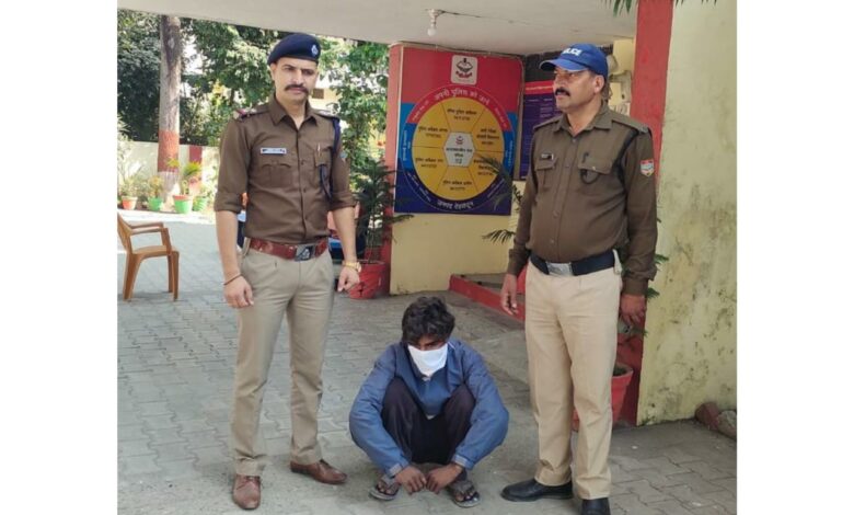 Dehradun: नाबालिक युवती के साथ दुष्कर्म कर उसकी अश्लील वीडियो बनाकर उसे ब्लैकमेल करने वाला आरोपी गिरफ्तार Dehradun: नाबालिक युवती के साथ दुष्कर्म कर उसकी अश्लील वीडियो बनाकर उसे ब्लैकमेल करने वाला आरोपी गिरफ्तार