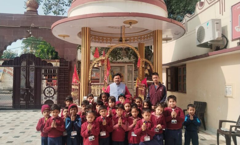 Roorkee: चंद्रशेखर सीनियर सेकेंडरी स्कूल के बच्चों को कराया गया शैक्षिक भ्रमण, डाकघर से संबंधित जानकारी के साथ ही राम मंदिर में धर्म के प्रति दी जानकारियां
