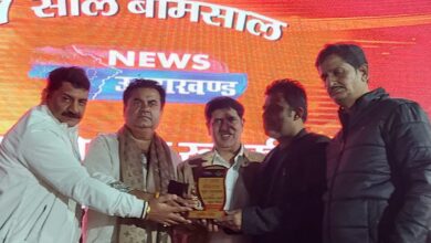 Roorkee: एच आर डी ए के सहायक अभियंता प्रशांत सेमवाल और जुनैद गौड को न्यूज उत्तराखंड द्वारा समारोह में किया गया सम्मानित