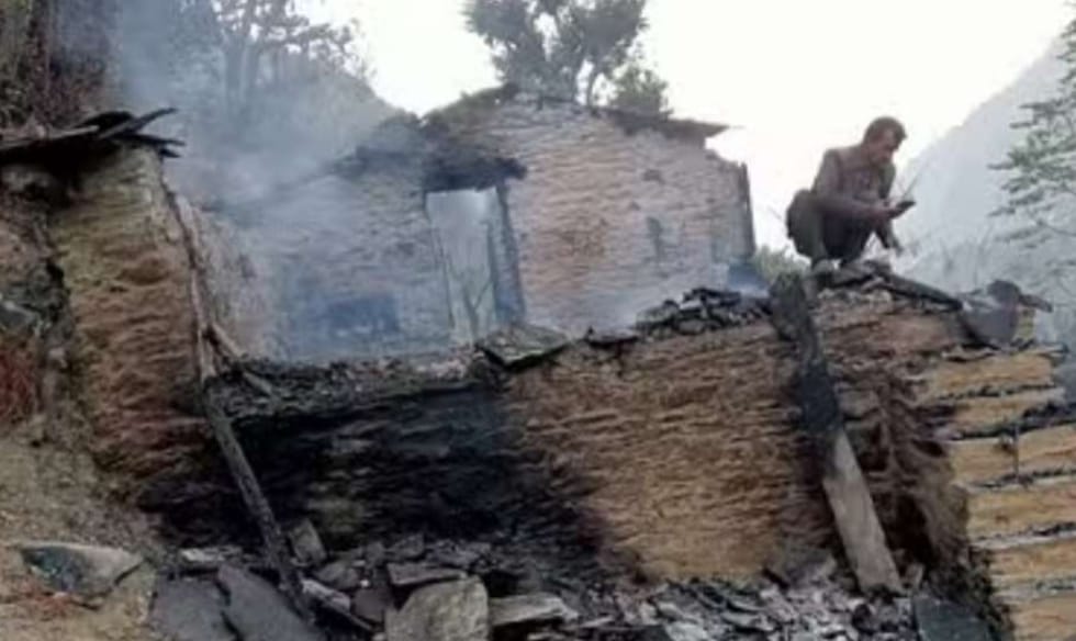 Dehradun: संदिग्ध परिस्थितियों में मकान में लगी आग, 14 पशु जीवित जलकर हुए खाक Dehradun: संदिग्ध परिस्थितियों में मकान में लगी आग, 14 पशु जीवित जलकर हुए खाक