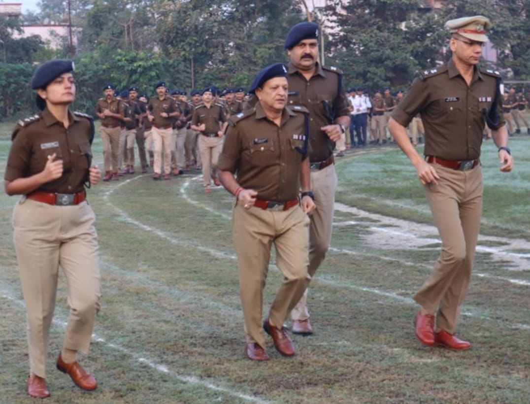 Uttarakhand: शारीरिक व मानसिक रुप से चुस्त-दुरुस्त रखने को एसएसपी ने कराई परेड, स्वयं भी जवानों संग दौड़ अच्छी फिटनेस के लिये किया प्रेरित