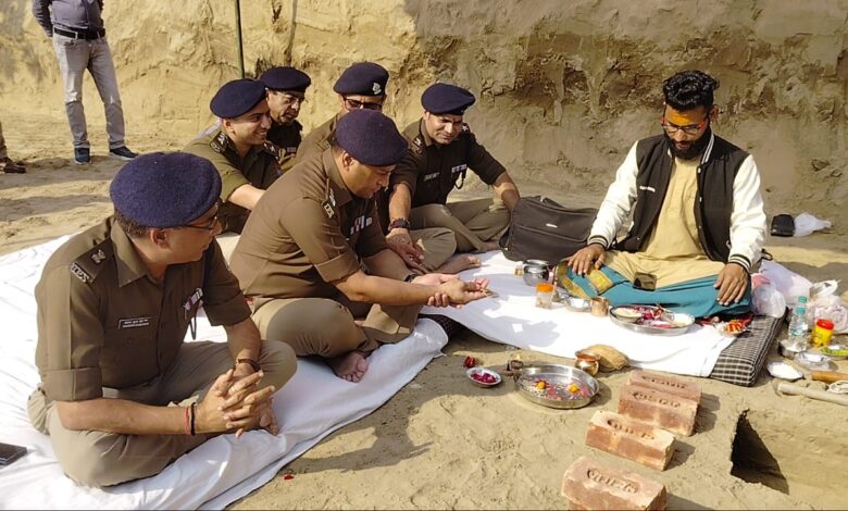 Haridwar: थाना बहादराबाद भूमि पूजन करने पहुंचे एसएसपी प्रमेन्द्र सिंह, मंत्रोच्चार के साथ हुआ शिलान्यास, Haridwar: थाना बहादराबाद भूमि पूजन करने पहुंचे एसएसपी प्रमेन्द्र सिंह, मंत्रोच्चार के साथ हुआ शिलान्यास,