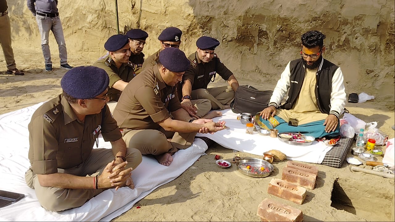Haridwar: थाना बहादराबाद भूमि पूजन करने पहुंचे एसएसपी प्रमेन्द्र सिंह, मंत्रोच्चार के साथ हुआ शिलान्यास, Haridwar: थाना बहादराबाद भूमि पूजन करने पहुंचे एसएसपी प्रमेन्द्र सिंह, मंत्रोच्चार के साथ हुआ शिलान्यास,